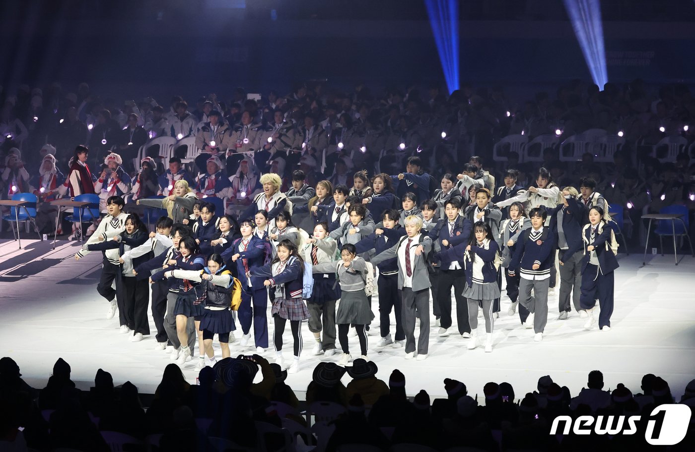 본문 이미지 - 2024 강원동계청소년올림픽이 성대한 막을 올린 19일 오후 강원도 강릉 스피드스케이팅 경기장(강릉 OVAL)에서 열린 개회식에서 화려한 축하공연이 펼쳐지고 있다. 2024.1.19/뉴스1 ⓒ News1 김진환 기자