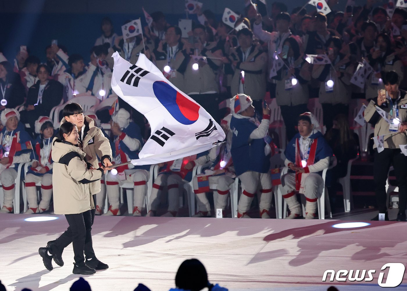본문 이미지 - 19일 오후 강원도 강릉 스피드스케이팅 경기장(강릉 OVAL)에서 열린 2024 강원동계청소년올림픽 개회식에서 태극기가 입장하고 있다. 이번 ‘강원동계청소년올림픽’은 ‘우리 빛나자(Let Us Shine)’를 주제로 열리는 개회식을 시작으로 2월 1일까지 강원도 강릉과 평창, 정선, 횡성 등 4개 시·군에서 열리며 80여 개국 선수단 2,950여 명이 참여한다. 2024.1.19/뉴스1 ⓒ News1 김진환 기자