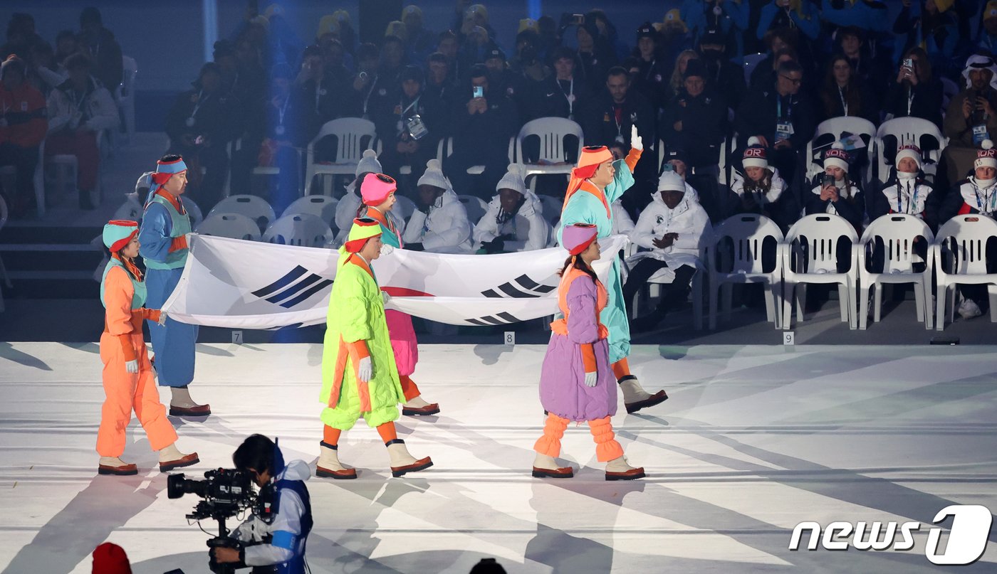 본문 이미지 - 19일 강원도 강릉 스피드스케이팅 경기장(강릉 OVAL)에서 열린 2024 강원동계청소년올림픽 개회식에서 태극기가 입장하고 있다. 2024.1.19/뉴스1 ⓒ News1 김진환 기자
