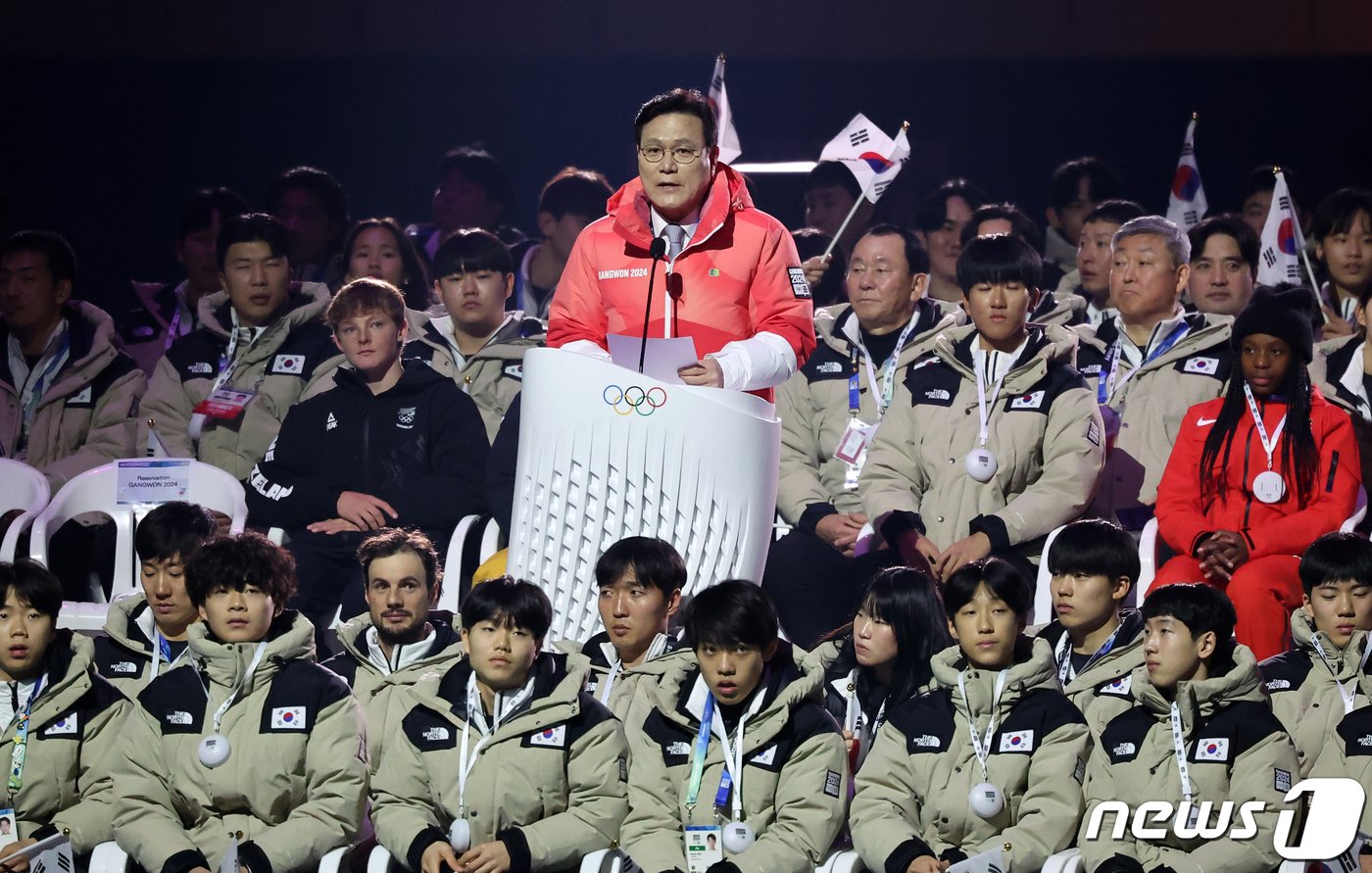 본문 이미지 - 최종구 2024 강원동계청소년올림픽 조직위원회 대표위원장이 19일 강원도 강릉 스피드스케이팅 경기장(강릉 OVAL)에서 열린 개회식에서 축사를 하고 있다. 2024.1.19/뉴스1 ⓒ News1 김진환 기자
