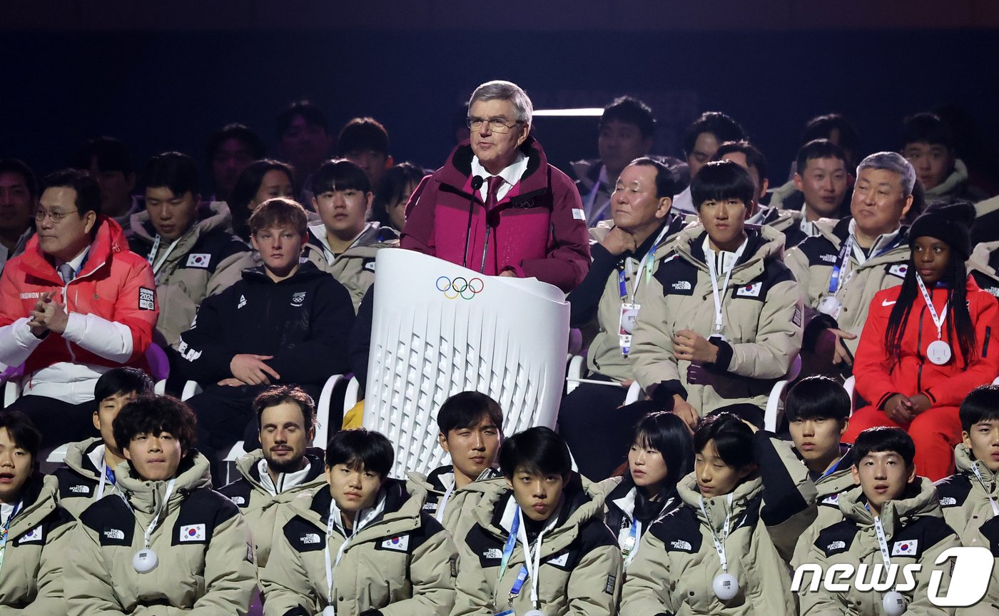 본문 이미지 - 토마스 바흐 국제올림픽위원회(IOC) 위원장이 19일 강원도 강릉 스피드스케이팅 경기장(강릉 OVAL)에서 열린 개회식에서 축사를 하고 있다. 2024.1.19/뉴스1 ⓒ News1 김진환 기자