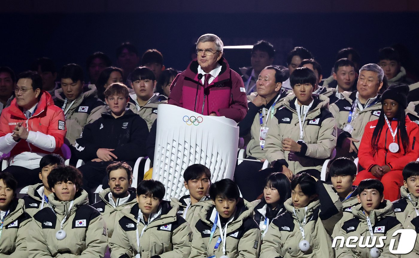 토마스 바흐 국제올림픽위원회&#40;IOC&#41; 위원장이 19일 강원도 강릉 스피드스케이팅 경기장&#40;강릉 OVAL&#41;에서 열린 개회식에서 축사를 하고 있다. 2024.1.19/뉴스1 ⓒ News1 김진환 기자