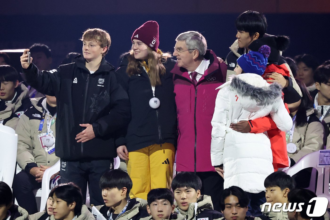 본문 이미지 - 토마스 바흐 국제올림픽위원회(IOC) 위원장이 19일 강원도 강릉 스피드스케이팅 경기장(강릉 OVAL)에서 열린 개회식에서 각 국 대표 선수들과 셀피를 찍고 있다. 2024.1.19/뉴스1 ⓒ News1 김진환 기자