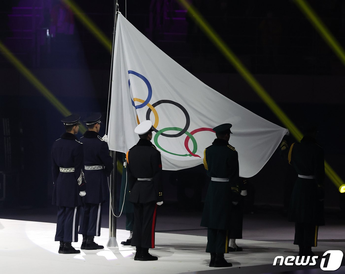 본문 이미지 - 19일 강원도 강릉 스피드스케이팅 경기장(강릉 OVAL)에서 열린 2024 강원동계청소년올림픽 개회식에서 올림픽기가 게양되고 있다. 2024.1.19/뉴스1 ⓒ News1 김진환 기자