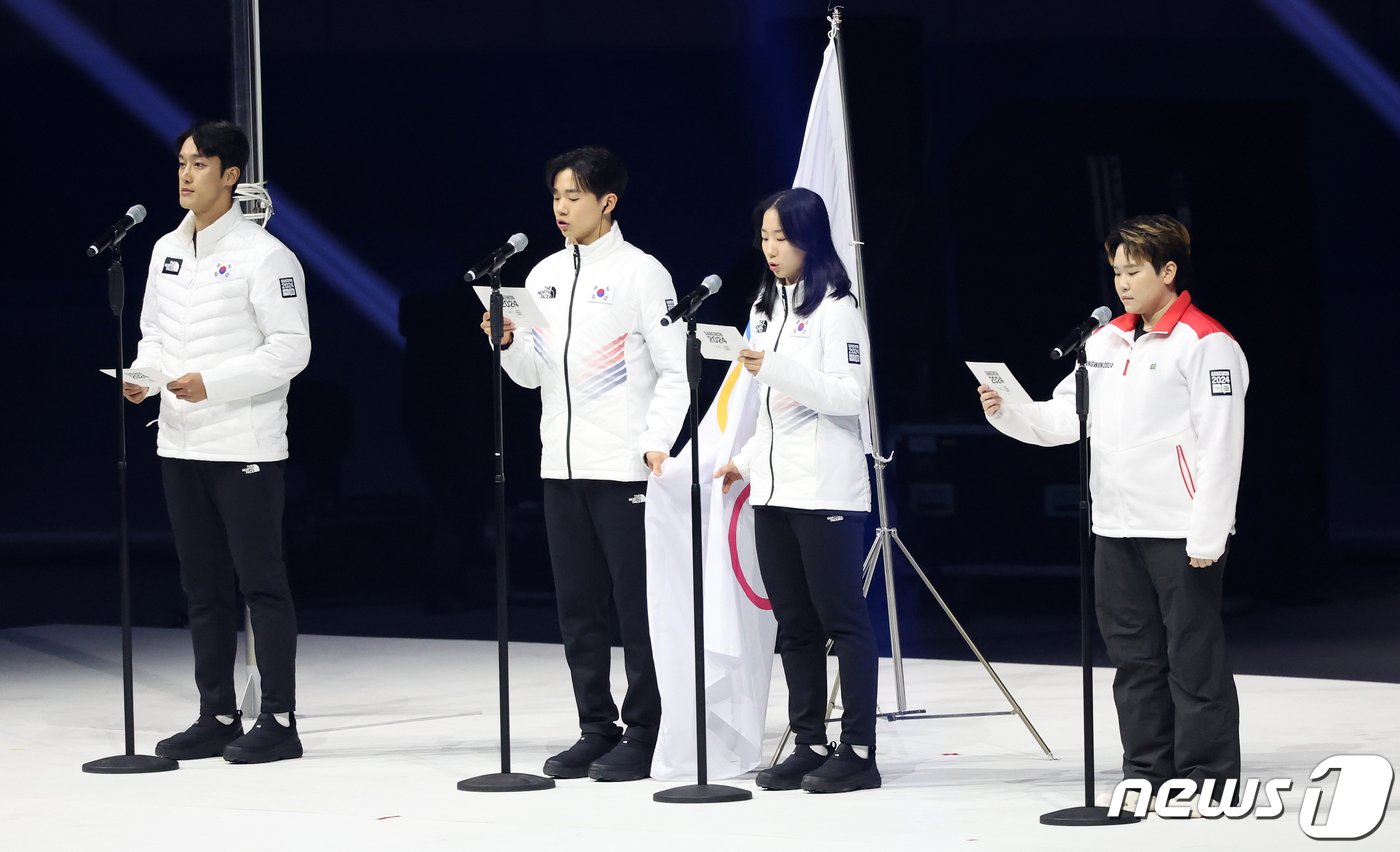 본문 이미지 - 19일 강원도 강릉 스피드스케이팅 경기장(강릉 OVAL)에서 열린 2024 강원동계청소년올림픽 개회식에서 루지 대표팀 임남규 코치(왼쪽부터), 프리스타일 스키 대표팀 이윤승, 여자 쇼트트랙 대표팀 정재희, 컬링 조원수 심판이 선서를 하고 있다. 2024.1.19/뉴스1 ⓒ News1 김진환 기자