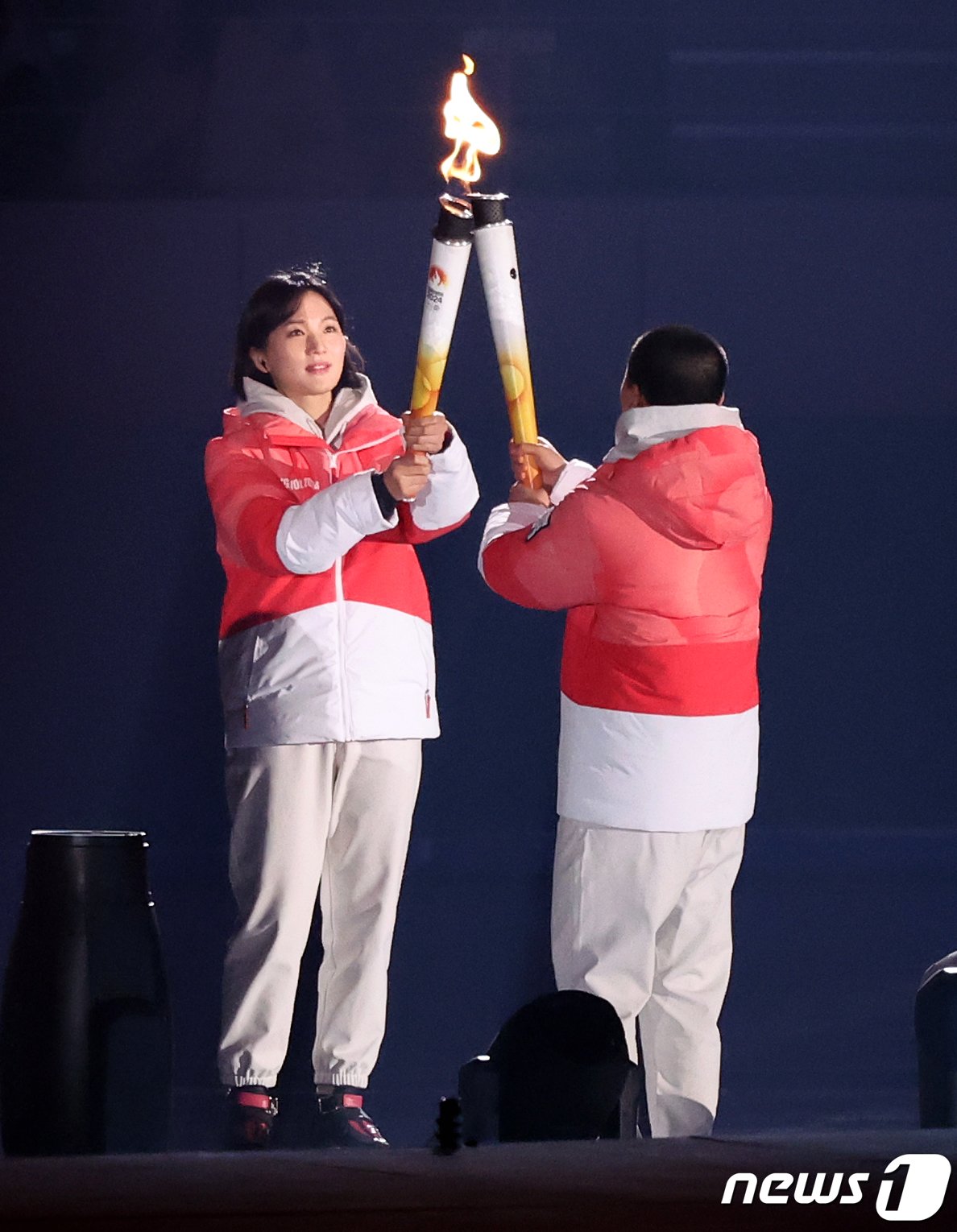 본문 이미지 - 2014 소치 동계올림픽 금메달리스트 박승희가 19일 강원도 강릉 스피드스케이팅 경기장(강릉 OVAL)에서 열린 2024 강원동계청소년올림픽 개회식에서 성화점화 최종점화자로 나선 프리스타일 스키 대표 이정민에게 성화를 전달받고 있다. 2024.1.19/뉴스1 ⓒ News1 김진환 기자