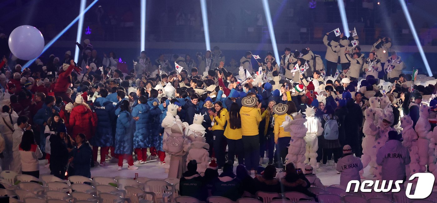 본문 이미지 - 19일 오후 강원도 강릉 스피드스케이팅 경기장(강릉 OVAL)에서 열린 2024 강원동계청소년올림픽 개회식이 끝난 뒤 각 국 선수들이 함께 모여 즐거운 시간을 보내고 있다. 2024.1.19/뉴스1 ⓒ News1 김진환 기자