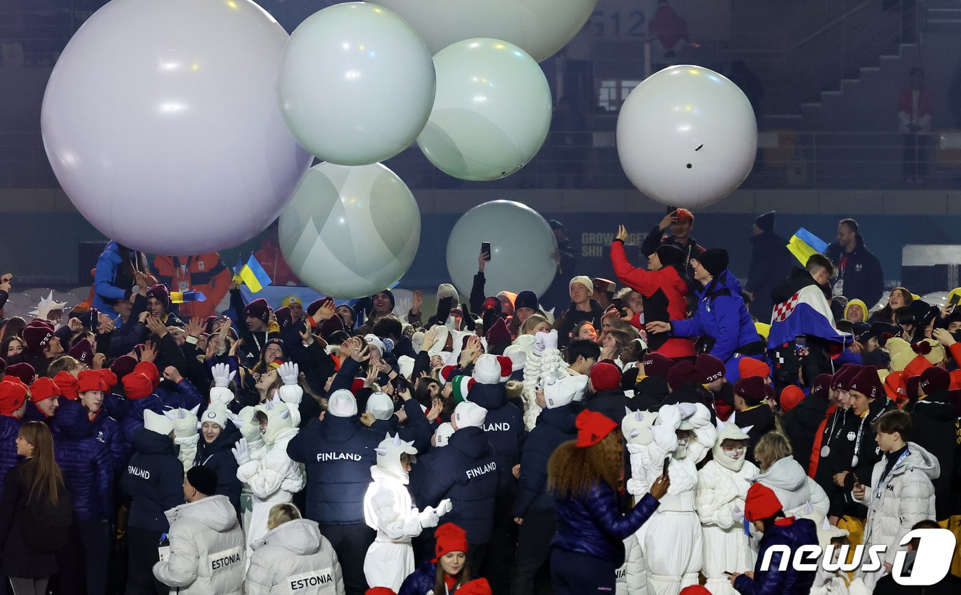 본문 이미지 - 19일 오후 강원도 강릉 스피드스케이팅 경기장(강릉 OVAL)에서 열린 2024 강원동계청소년올림픽 개회식이 끝난 뒤 각 국 선수들이 함께 모여 즐거운 시간을 보내고 있다. 2024.1.19/뉴스1 ⓒ News1 김진환 기자