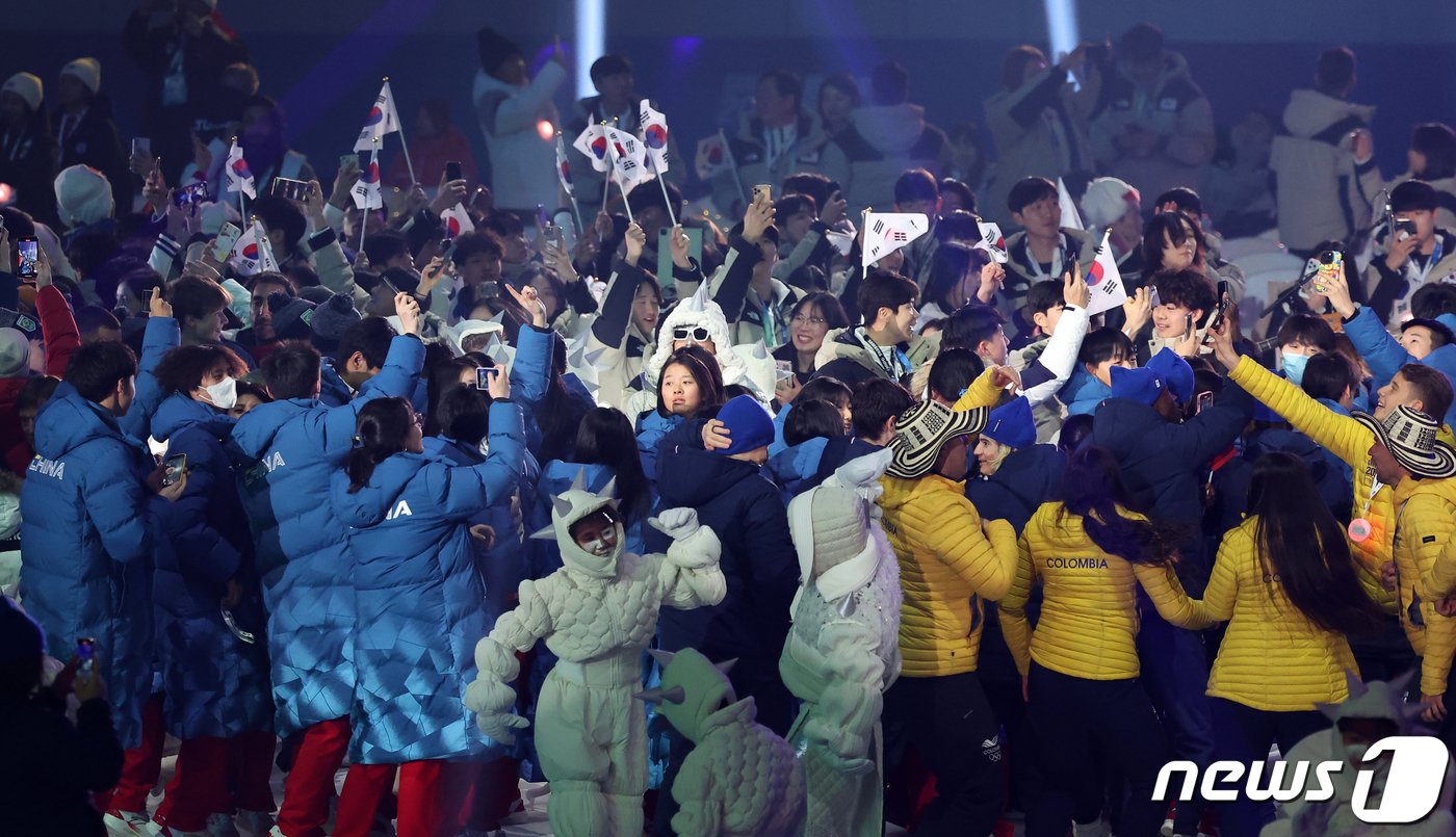 본문 이미지 - 19일 오후 강원도 강릉 스피드스케이팅 경기장(강릉 OVAL)에서 열린 2024 강원동계청소년올림픽 개회식이 끝난 뒤 각 국 선수들이 함께 모여 즐거운 시간을 보내고 있다. 2024.1.19/뉴스1 ⓒ News1 김진환 기자