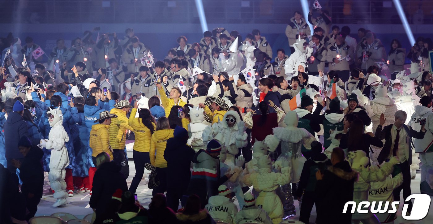 본문 이미지 - 19일 오후 강원도 강릉 스피드스케이팅 경기장(강릉 OVAL)에서 열린 2024 강원동계청소년올림픽 개회식이 끝난 뒤 각 국 선수들이 함께 모여 즐거운 시간을 보내고 있다. 이번 ‘강원동계청소년올림픽’은 ‘우리 빛나자(Let Us Shine)’를 주제로 열리는 개회식을 시작으로 2월 1일까지 강원도 강릉과 평창, 정선, 횡성 등 4개 시·군에서 열리며 80여 개국 선수단 2,950여 명이 참여한다. 2024.1.19/뉴스1 ⓒ News1 김진환 기자