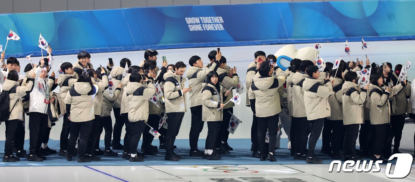 본문 이미지 - 19일 오후 강원도 강릉 스피드스케이팅 경기장(강릉 OVAL)에서 열린 2024 강원동계청소년올림픽 개회식에서 대한민국 선수들이 입장하고 있다. 2024.1.19/뉴스1 ⓒ News1 김진환 기자