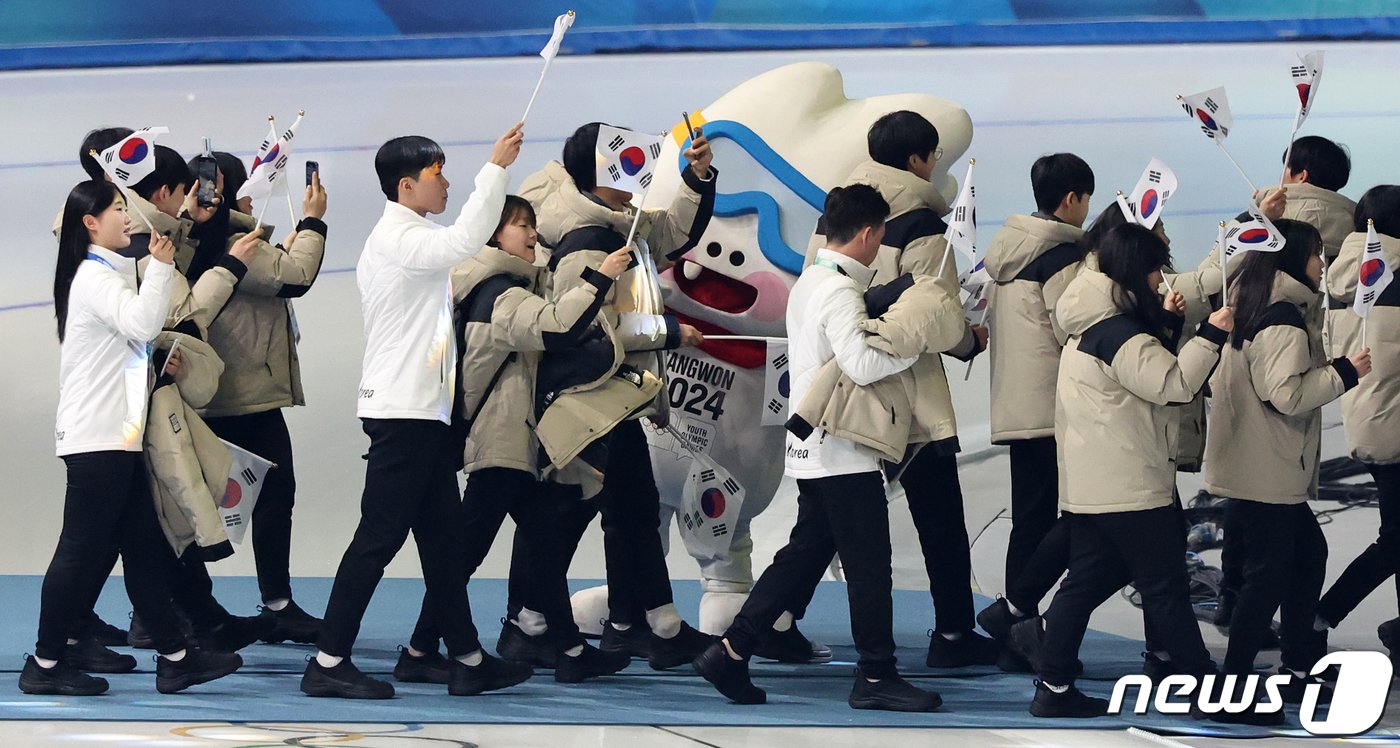 본문 이미지 - 19일 오후 강원도 강릉 스피드스케이팅 경기장(강릉 OVAL)에서 열린 2024 강원동계청소년올림픽 개회식에서 대한민국 선수들이 입장하고 있다. 2024.1.19/뉴스1 ⓒ News1 김진환 기자