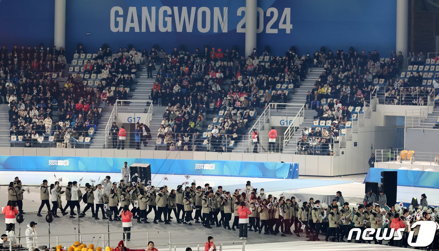 본문 이미지 - 19일 오후 강원도 강릉 스피드스케이팅 경기장(강릉 OVAL)에서 열린 2024 강원동계청소년올림픽 개회식에서 대한민국 선수들이 입장하고 있다. 2024.1.19/뉴스1 ⓒ News1 김진환 기자
