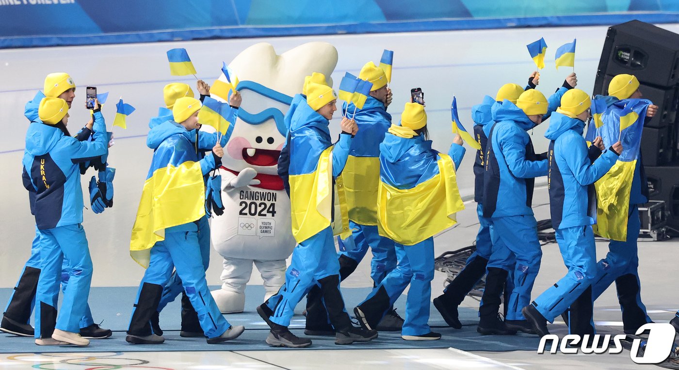 본문 이미지 - 19일 오후 강원도 강릉 스피드스케이팅 경기장(강릉 OVAL)에서 열린 2024 강원동계청소년올림픽 개회식에서 우크라이나 선수들이 입장하고 있다. 2024.1.19/뉴스1 ⓒ News1 김진환 기자