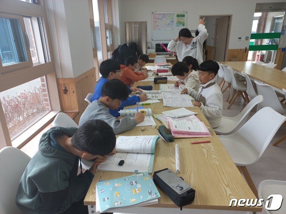 본문 이미지 - 강진교육지원청(교육장 이병삼)- 기초학력 격차 해소 및 진로심리상담 지원을 위한 대학생 멘토링 '청자골 배움터'프로그램을 1월부터 2월 중순까지 운영한다. 관내 초·중학생 110여명의 멘티들을 대상으로 30여명의 대학생 멘토들이 함께 한다.(전남교육청 제공)/뉴스1 