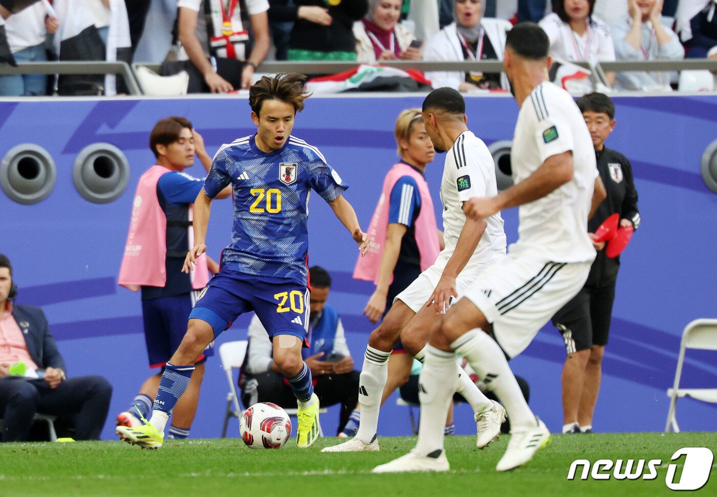 본문 이미지 - 일본 쿠보 다케후사가 19일(현지시간) 카타르 알라이얀 에듀케이션 시티 스타디움에서 열린 2023 아시아축구연맹(AFC) 카타르 아시안컵 조별리그 D조 이라크와 일본의 경기에서 드리블을 하고 있다. 2024.1.19/뉴스1 ⓒ News1 김성진 기자