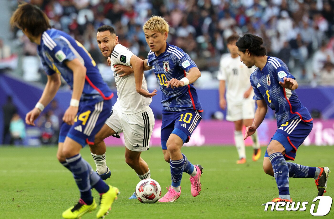 본문 이미지 - 일본 도안 리츠가 19일(현지시간) 카타르 알라이얀 에듀케이션 시티 스타디움에서 열린 2023 아시아축구연맹(AFC) 카타르 아시안컵 조별리그 D조 이라크와 일본의 경기에서 돌파하고 있다. 2024.1.19/뉴스1 ⓒ News1 김성진 기자