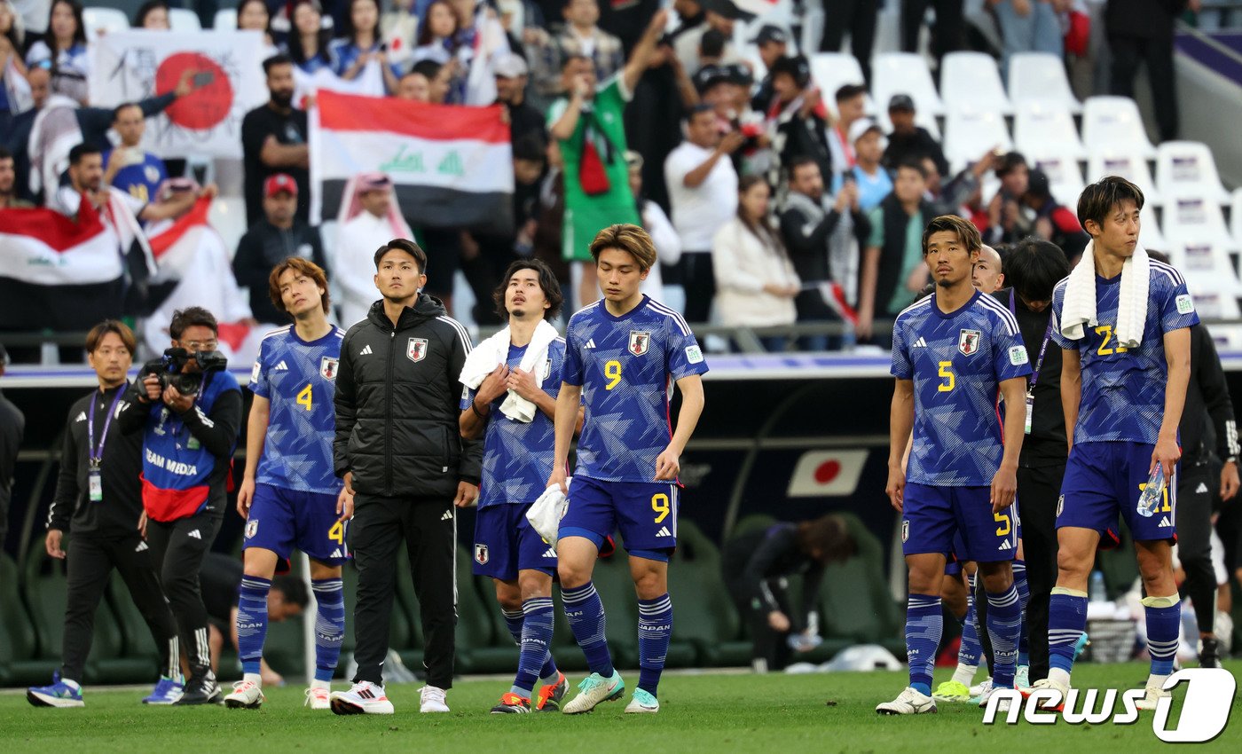 일본 선수들이 19일&#40;현지시간&#41; 카타르 알라이얀 에듀케이션 시티 스타디움에서 열린 2023 아시아축구연맹&#40;AFC&#41; 카타르 아시안컵 조별리그 D조 이라크와 일본의 경기에서 1-2로 패배한 후 아쉬워하고 있다. 2024.1.19/뉴스1 ⓒ News1 김성진 기자