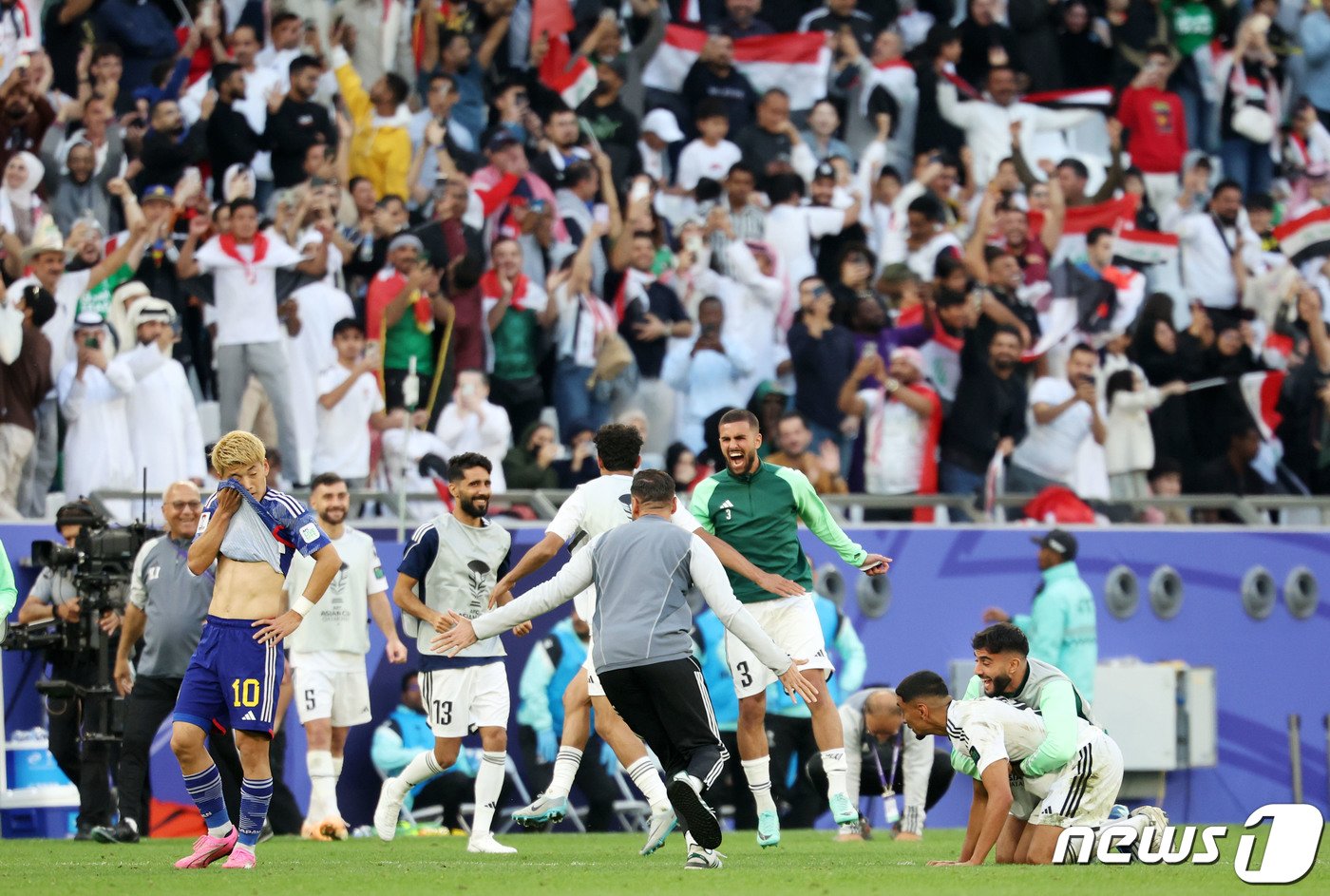 본문 이미지 - 이라크 헤수스 카사스 감독이 19일(현지시간) 카타르 알라이얀 에듀케이션 시티 스타디움에서 열린 2023 아시아축구연맹(AFC) 카타르 아시안컵 조별리그 D조 이라크와 일본의 경기에서 2-1로 승리한 후 코칭 스태프와 기뻐하고 있다. 2024.1.19/뉴스1 ⓒ News1 김성진 기자