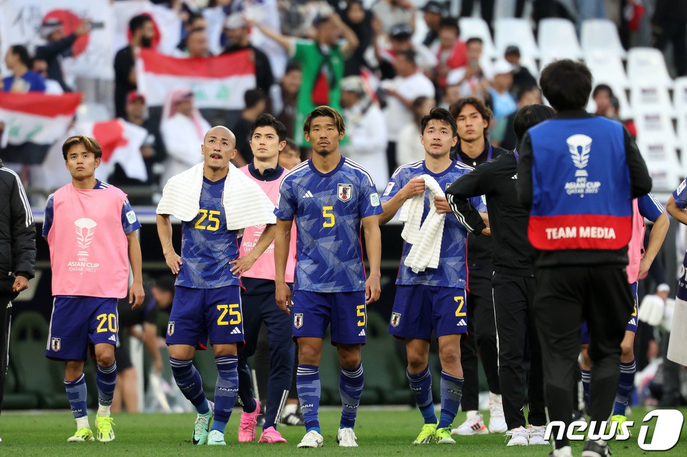 본문 이미지 - 일본 선수들이 19일(현지시간) 카타르 알라이얀 에듀케이션 시티 스타디움에서 열린 2023 아시아축구연맹(AFC) 카타르 아시안컵 조별리그 D조 이라크와 일본의 경기에서 1-2로 패배한 후 아쉬워하고 있다. 2024.1.19/뉴스1 ⓒ News1 김성진 기자