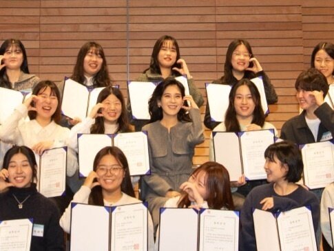 본문 이미지 - 딘트 투피스를 입은 이부진 두을장학재단 이사장(두을장학재단 제공)