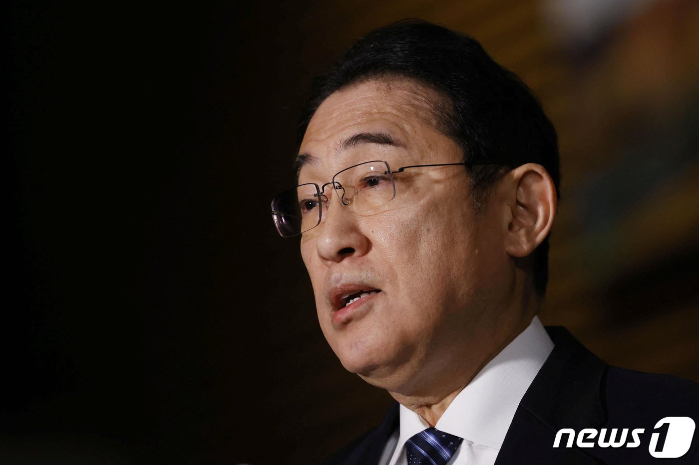 본문 이미지 - 기시다 후미오 일본 총리가 도쿄의 총리 관저에서 지진 발생 후 기자회견을 하고 있다. .2024.01.01/뉴스1 ⓒ 로이터=뉴스1 ⓒ News1 김민수 기자