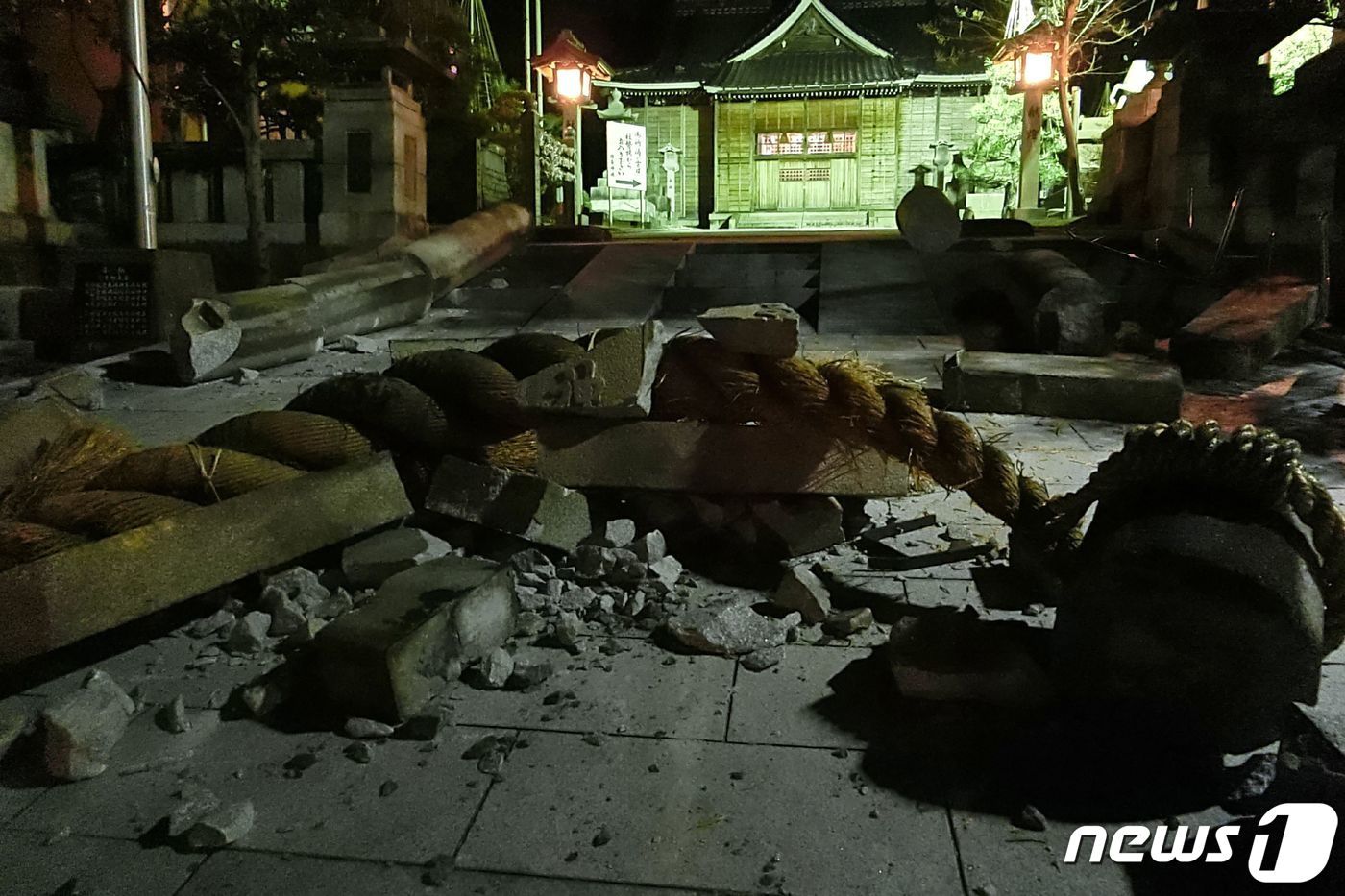 1일 일본 이시카와현 가나자와시의 오노히요시 신사 내에서 지진 발생으로 잔해 널브러져 있다. ⓒ AFP=뉴스1 ⓒ News1 김민수 기자