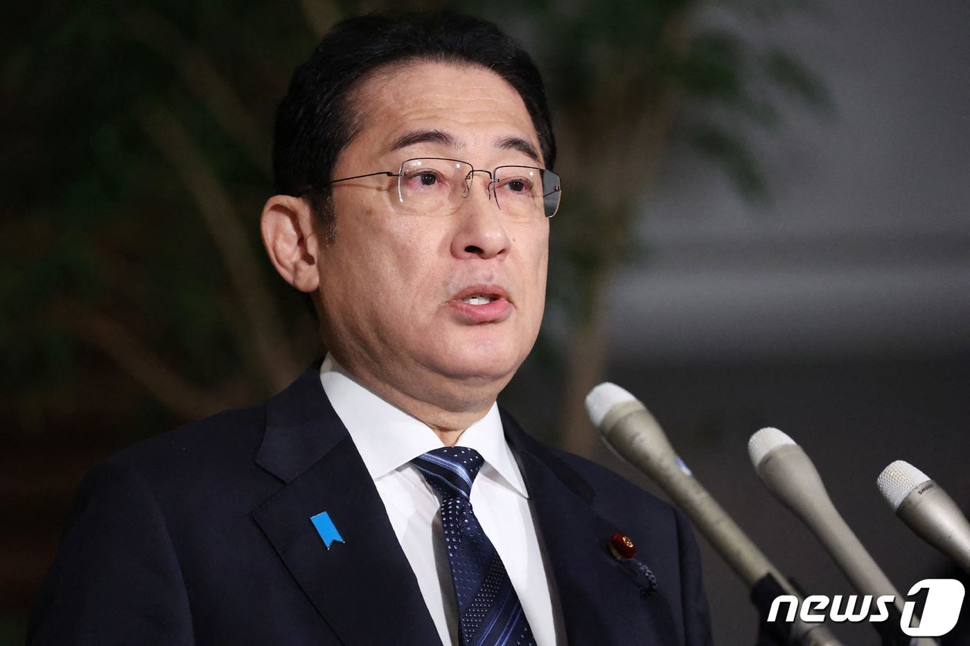 본문 이미지 - 기시다 후미오 일본 총리가 1일 (현지시간) 혼슈 이시카와 현에서 규모 7.6 지진이 발생한 뒤 도쿄 총리 관저서 기자회견을 갖고 “모든 수단을 동원해 대응하겠다”고 밝히고 있다. 2024.1.2 ⓒ AFP=뉴스1 ⓒ News1 우동명 기자