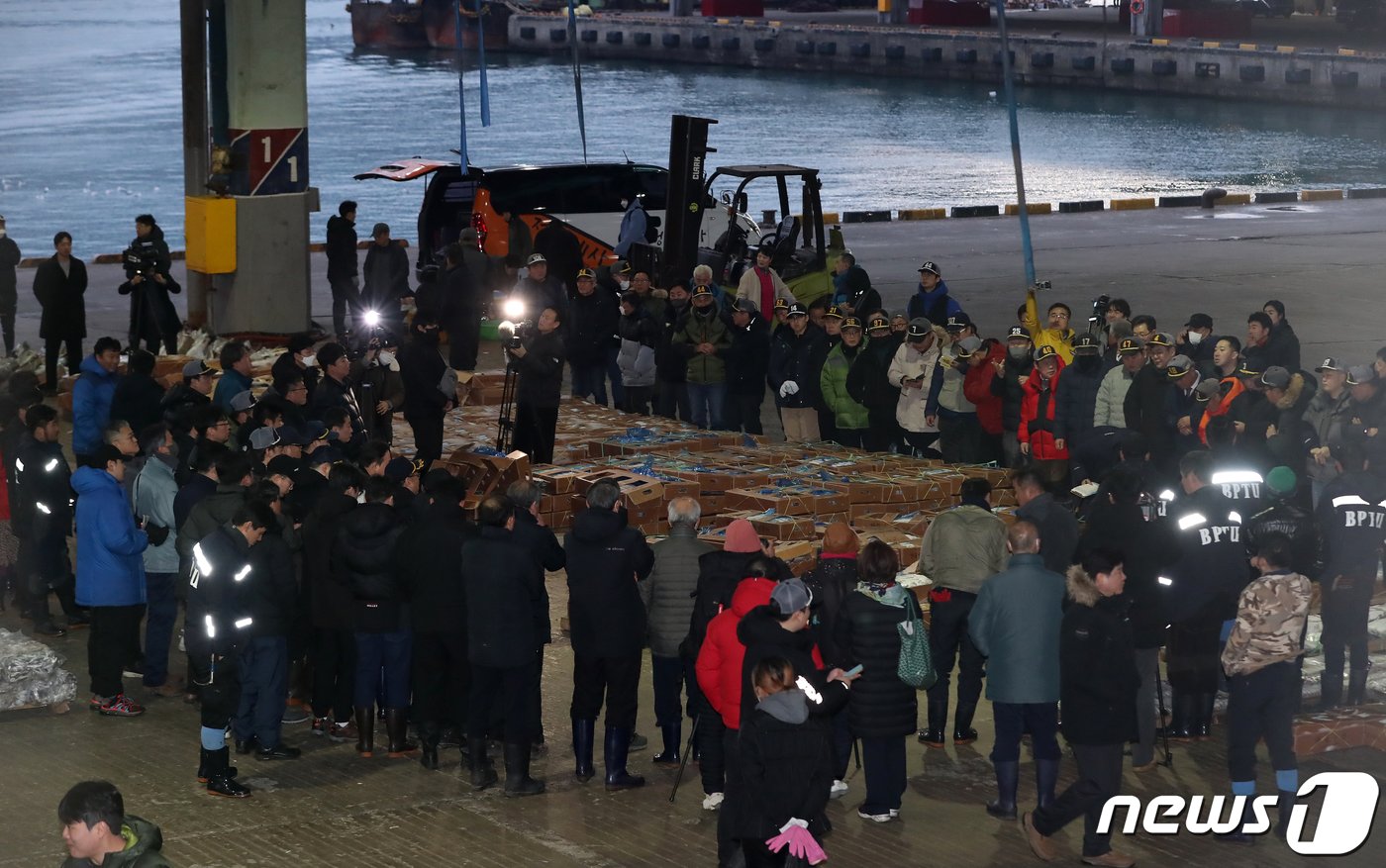 본문 이미지 - 2일 오전 부산 서구 부산공동어시장에서 열린 2024년도 초매식에서 중도매인들이 힘찬 손짓으로 새해 첫 경매를 진행하고 있다. 2024.1.2/뉴스1 ⓒ News1 윤일지 기자