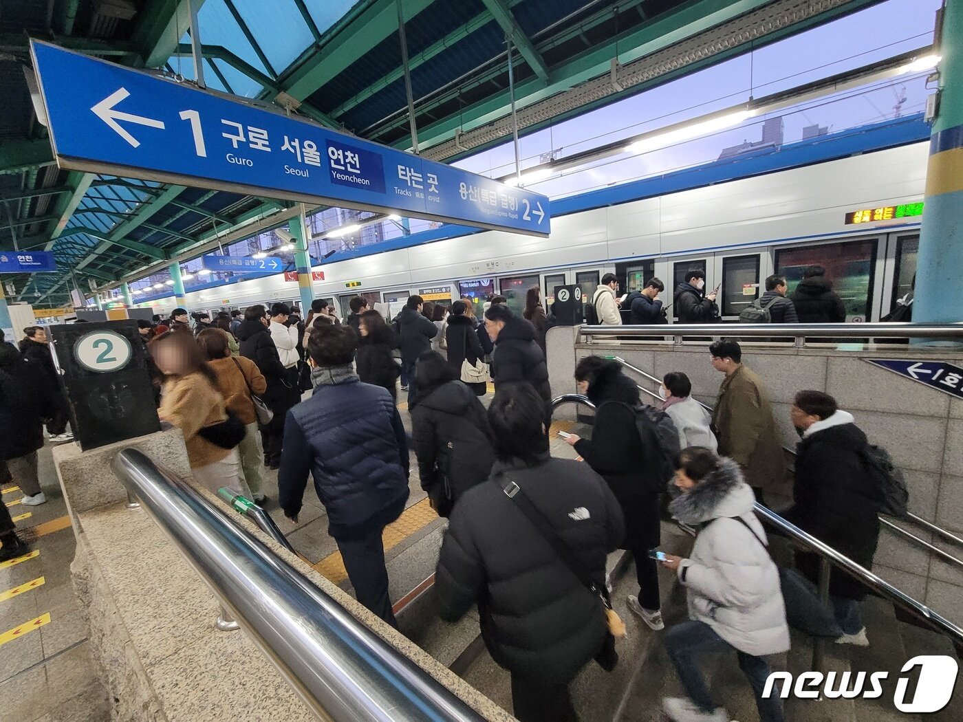 본문 이미지 - 2일 오전 새해 첫 출근길에 나선 인천 시민들이 부평역에서 서울행 열차를 타기 위해 승강장으로 발걸음을 옮기고 있다.2024.01.02 ⓒ News1 이시명 기자