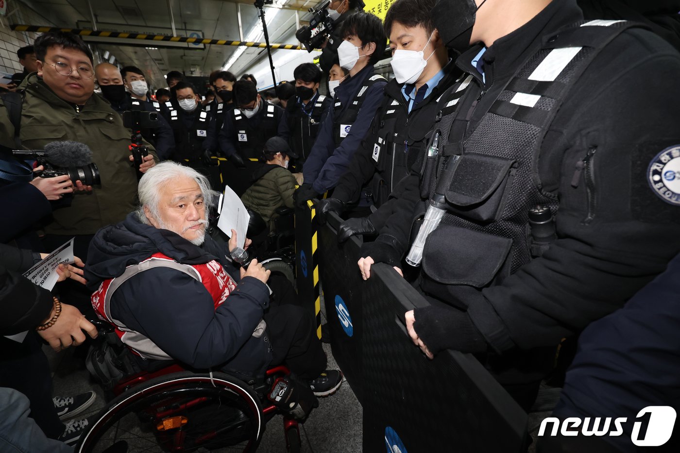 본문 이미지 - 박경석 전국장애인차별철폐연대(전장연) 대표를 비롯한 전장연 관계자들이 2일 오전 서울 종로구 4호선 혜화역 승강장에서 열린 출근길 지하철 탑승 시위에서 지하철 탑승을 시도하고 있다. 2024.1.2/뉴스1 ⓒ News1 민경석 기자