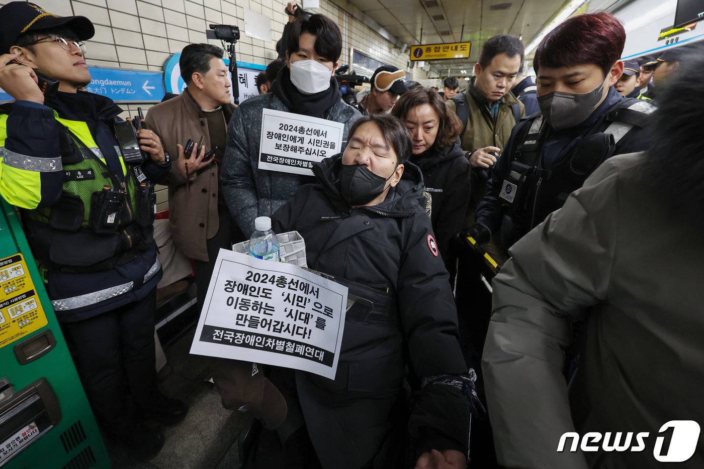 박경석 전국장애인차별철폐연대&#40;전장연&#41; 대표를 비롯한 전장연 관계자들이 2일 오전 서울 종로구 4호선 혜화역 승강장에서 열린 출근길 지하철 탑승 시위에서 지하철 탑승을 시도하고 있다. 2024.1.2/뉴스1 ⓒ News1 민경석 기자