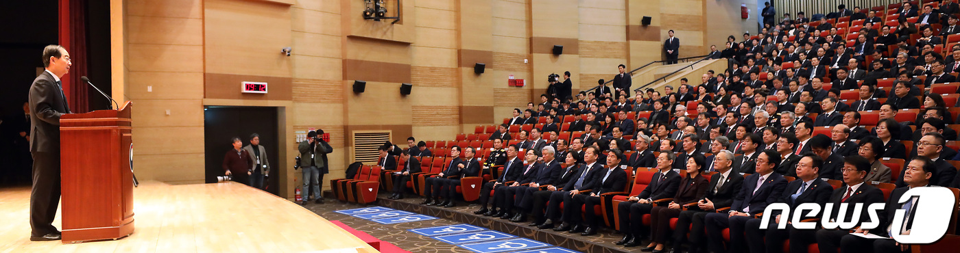 (세종=뉴스1) 김기남 기자 = 한덕수 국무총리가 2일 오전 세종시 정부세종청사 대강당에서 열린 2024년 정부시무식에서 새해 인사말을 하고있다. 2024.1.2/뉴스1