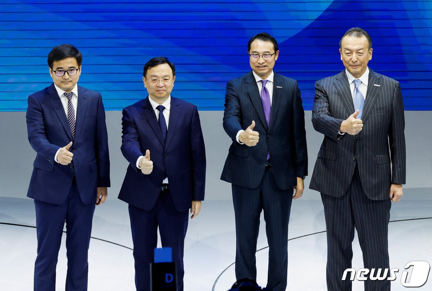 본문 이미지 - 왕촨푸 BYD 회장(왼쪽에서 두번째)이 2023년 도쿄 모토쇼에 참석하고 있다. ⓒ 로이터=뉴스1 ⓒ News1 박형기 기자
