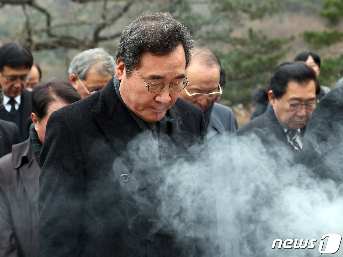 본문 이미지 - 이낙연 전 더불어민주당 대표가 2일 오전 서울 동작구 국립현충원 김대중 전 대통령 묘역에서 참배를 하고 있다. 2024.1.2/뉴스1 ⓒ News1 황기선 기자