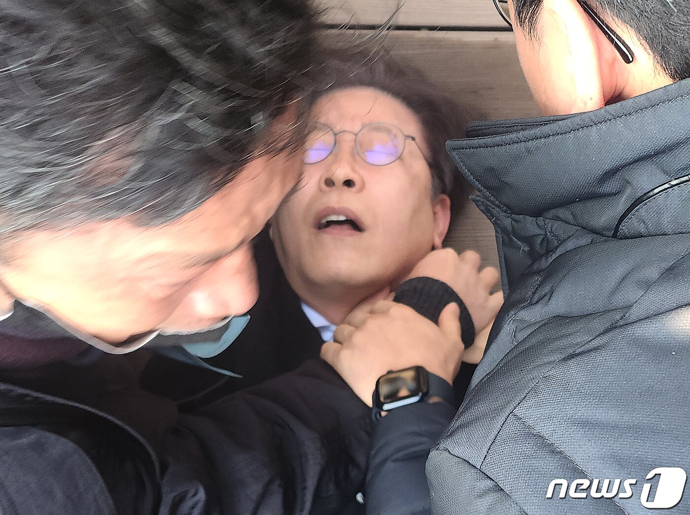 이재명 더불어민주당 대표가 2일 오전 부산 가덕도에서 신원미상인에게 습격을 당한 뒤 쓰러져 있다. 2024.1.2/뉴스1 ⓒ News1 한병찬 기자