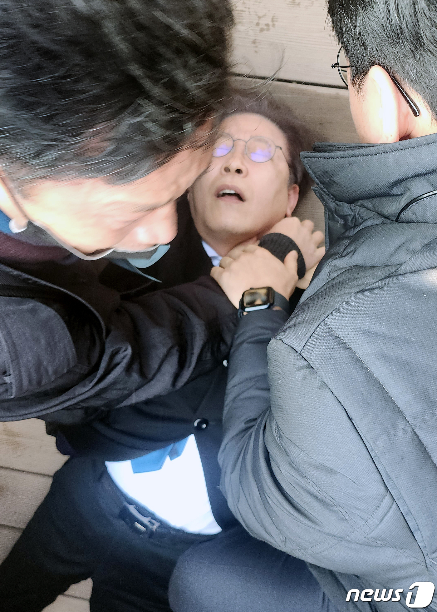 (부산=뉴스1) 한병찬 기자 = 이재명 더불어민주당 대표가 2일 오전 부산 가덕도에서 신원미상인에게 습격을 당한 뒤 쓰러져 있다. 2024.1.2/뉴스1