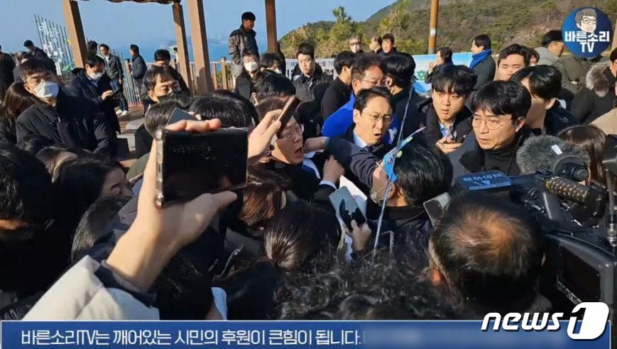 이재명 더불어민주당 대표가 2일 부산 가덕도 신공항부지 방문 중 피습을 당한 순간. &#40;바른소리TV 캡처&#41;2024.1.2/뉴스1