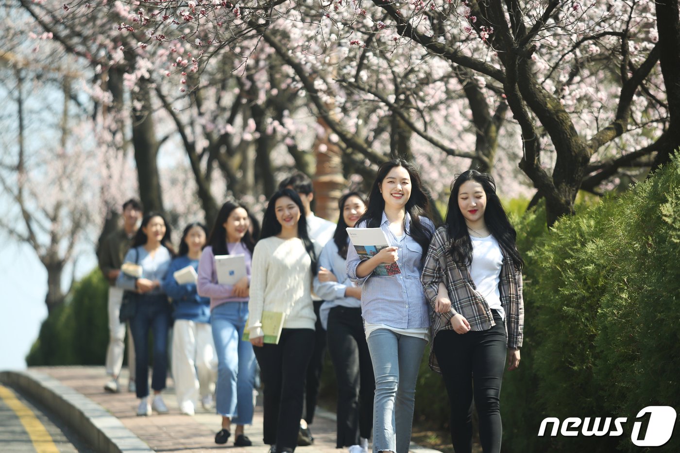  한남대 캠퍼스를 걷는 학생들.&#40;한남대 제공&#41;/뉴스1