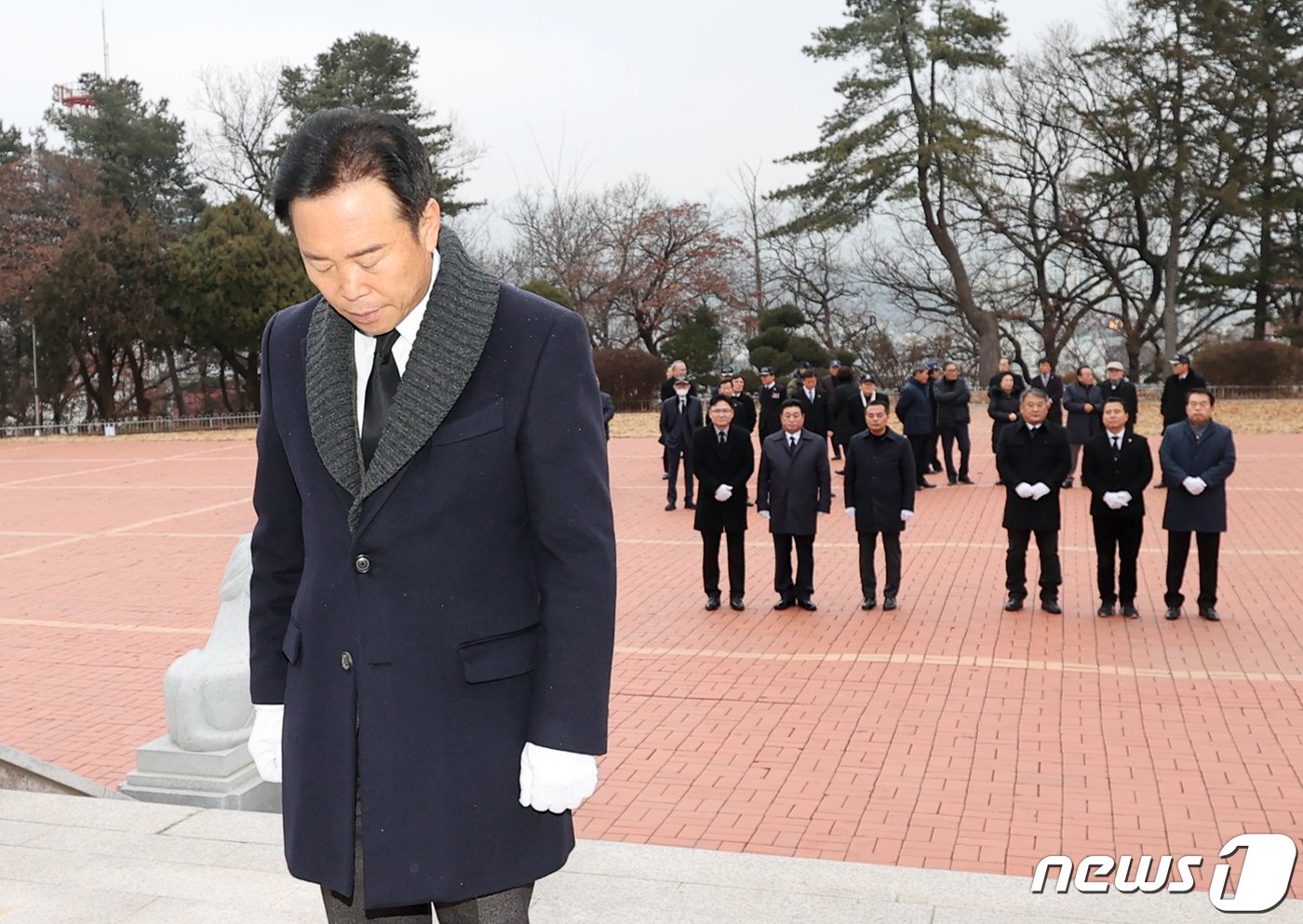 황영호 충북도의회 의장이 2일 도의원들과 함께 충혼탑 참배를 하고 있다. &#40;충북도의회 제공&#41;