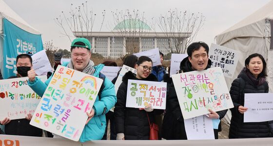 토론회 수어통역 1명뿐, 공약은 문자로만…청각장애 유권자 '뒷전'