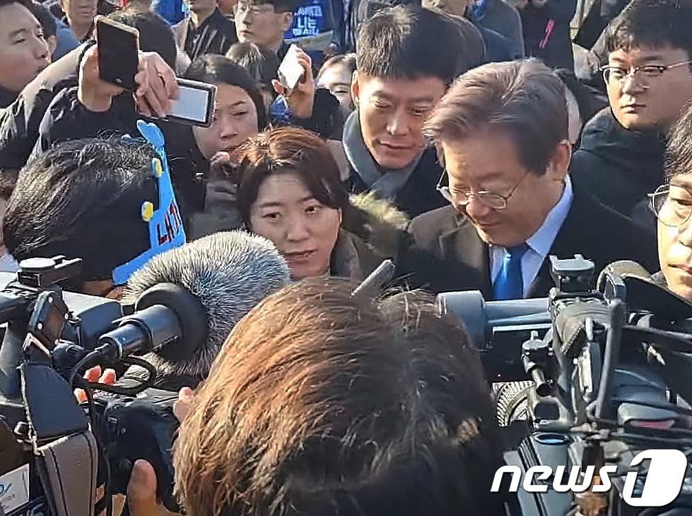 본문 이미지 - 이재명 더불어민주당 대표가 2일 오전 부산 가덕도에서 신원미상인에게 습격당했다. 사진은 피습되기 전 모습. (유튜브 정양일 TV 캡처) 2024.1.2/뉴스1