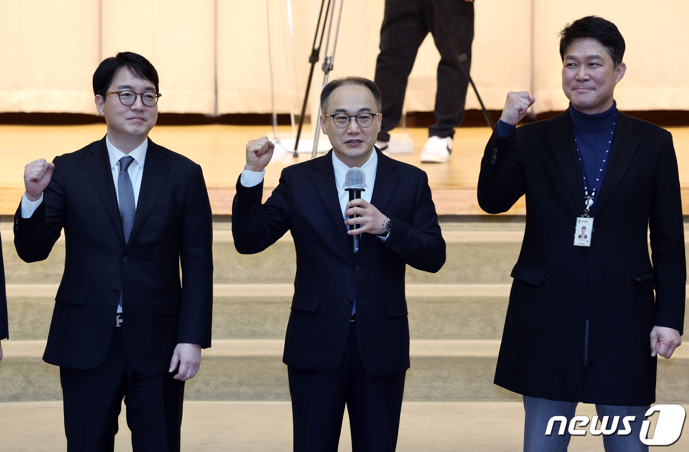 (서울=뉴스1) 박정호 기자 = 이원석 검찰총장이 2일 오전 서울 서초동 대검찰청 별관에서 열린 2024년 검찰 신년 인사회에서 심우정 대검 차장 및 대검 식구들과 함께 '한마음 …