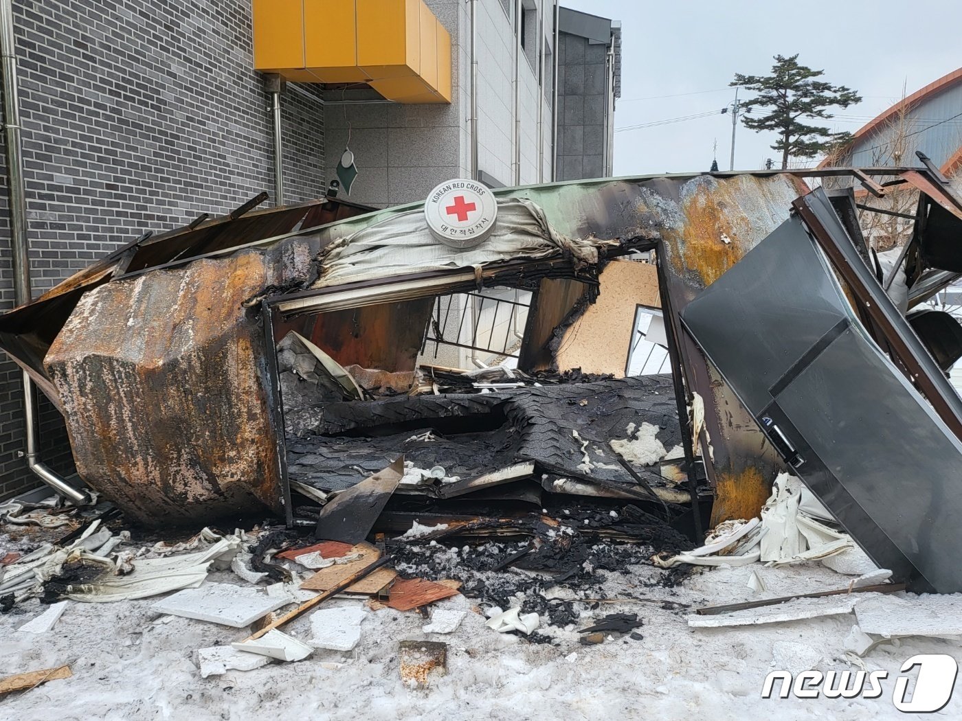 본문 이미지 - 2일 화재가 발생한 강원도 평창군 용평면 장평리의 가스충전소 일대 시설물이 피해를 입어 전소됐다, 새해 첫날인 지난 1일 오후 8시41분께 가스충전소 주변에서 가스누출 의심신고가 접수된 후  화재가 발생하면서 5명이 중경상을 입고 민가를 비롯한 주요 시설 피해가 속출 했다. 2024.1.2/뉴스1 ⓒ News1 신관호 기자