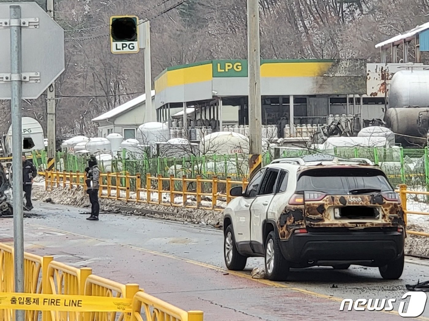 본문 이미지 - 2일 화재가 발생한 강원도 평창군 용평면 장평리의 가스충전소에 일대가 통제되고 있다. 새해 첫날인 지난 1일 오후  가스충전소 주변에서 화재가 발생하면서 5명이 중경상을 입고 민가를 비롯한 주요 시설 피해가 속출했다. 2024.1.2/뉴스1 ⓒ News1 신관호 기자