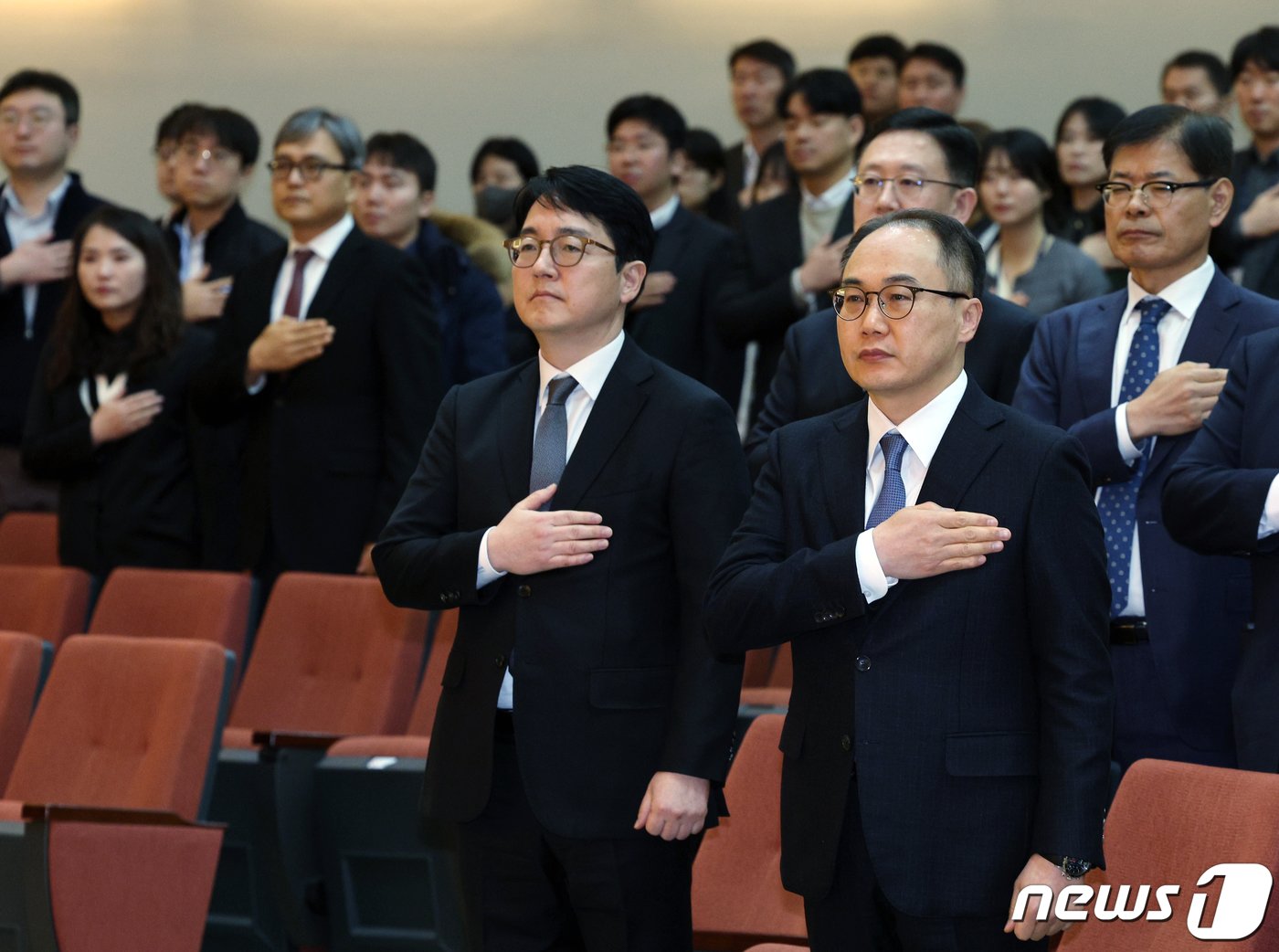 본문 이미지 - 이원석 검찰총장이 2일 오전 서울 서초동 대검찰청 별관에서 열린 2024년 검찰 신년 인사회에서 심우정 대검 차장 및 대검 식구들과 함께 국민의례를 하고 있다. 2024.1.2/뉴스1 ⓒ News1 박정호 기자