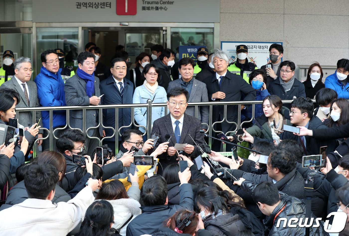 권칠승 더불어민주당 수석대변인이 2일 오후 부산 서구 부산대병원 권역외상센터 앞에서 이재명 대표 피습과 관련해 브리핑을 하고 있다. 2024.1.2/뉴스1 ⓒ News1 윤일지 기자