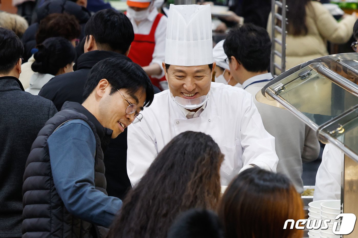 본문 이미지 - 오세훈 서울시장이 2일 서울시청 구내식당에서 갑진년 새해를 맞아 직원들에게 떡국 배식을 하고 있다. &#40;공동취재&#41; 2024.1.2/뉴스1 ⓒ News1 유승관 기자