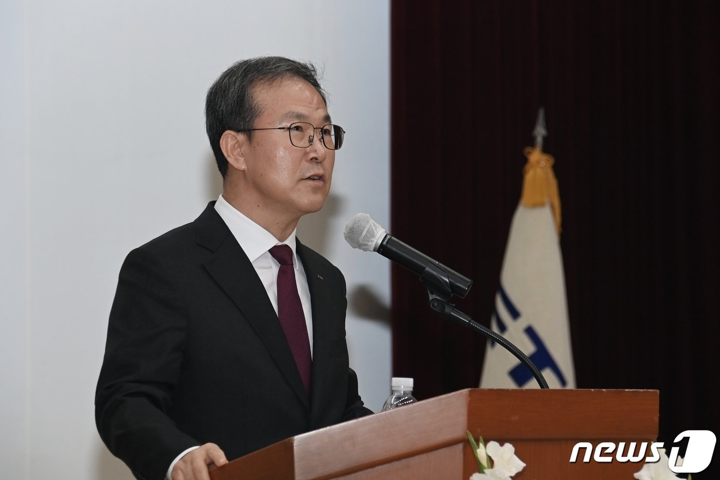 본문 이미지 - 방승찬 한국전자통신연구원 원장이 2일 시무식에서 인사말을 하고 있다.(ETRI 제공)/뉴스1
