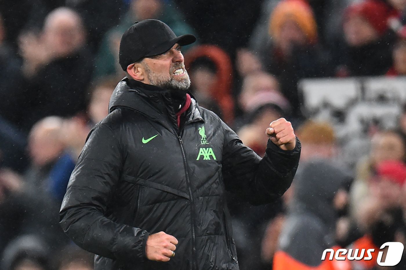 본문 이미지 - 기뻐하는 리버풀 클롭 감독의 손가락에 반지가 보이지 않는다. ⓒ AFP=뉴스1